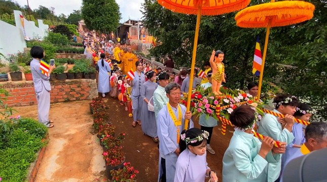 Đoàn kiệu hoa rước Đức Phật trong khuôn viên chùa Phước Quang
