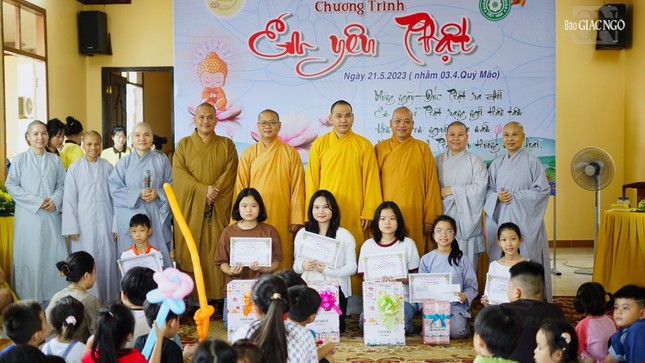 Trao phần thưởng cho các em tham dự hội thi Trao phần thưởng cho các em tham dự hội thi