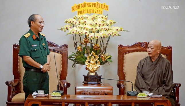 Đại tá Nguyễn Thanh Phong, Phó Chủ nhiệm Chính trị - Bộ Tư lệnh TP.HCM chúc mừng Phật đản đến Hòa thượng Thích Lệ Trang Đại tá Nguyễn Thanh Phong, Phó Chủ nhiệm Chính trị - Bộ Tư lệnh TP.HCM chúc mừng Phật đản đến Hòa thượng Thích Lệ Trang
