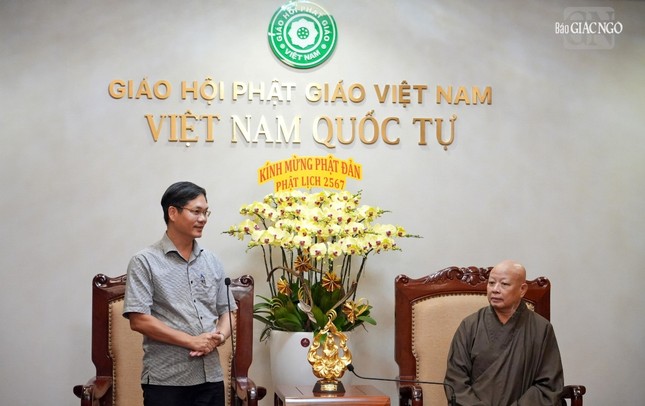 Thượng tá Phạm Văn Thành, Trưởng Công an Q.10 chúc mừng Phật đản đến Hòa thượng Trưởng ban Trị sự GHPGVN TP.HCM Thượng tá Phạm Văn Thành, Trưởng Công an Q.10 chúc mừng Phật đản đến Hòa thượng Trưởng ban Trị sự GHPGVN TP.HCM