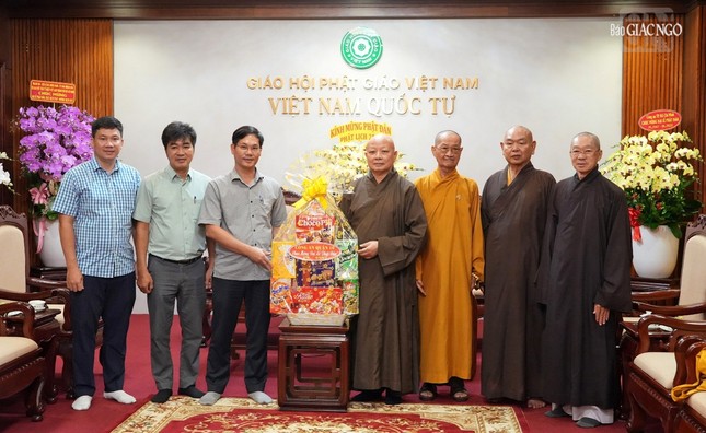 Thượng tá Phạm Văn Thành tặng quà chúc mừng Thượng tá Phạm Văn Thành tặng quà chúc mừng