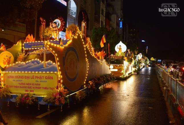 Đoàn xe hoa diễu hành trên các tuyến phố TP.HCM kính mừng Khánh đản Đức Thế Tôn