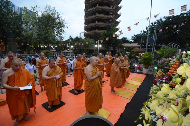 Chư tôn đức cử hành lễ Khánh đản