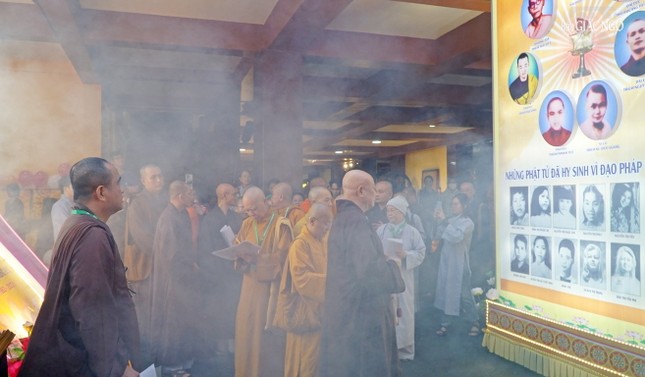Ban Giám khảo trước xe hoa trình bày chân dung các Thánh tử đạo
