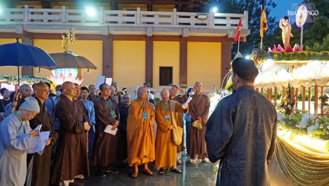 Chư tôn đức Ban Giáo khảo chấm điểm xe hoa Báo Giác Ngộ