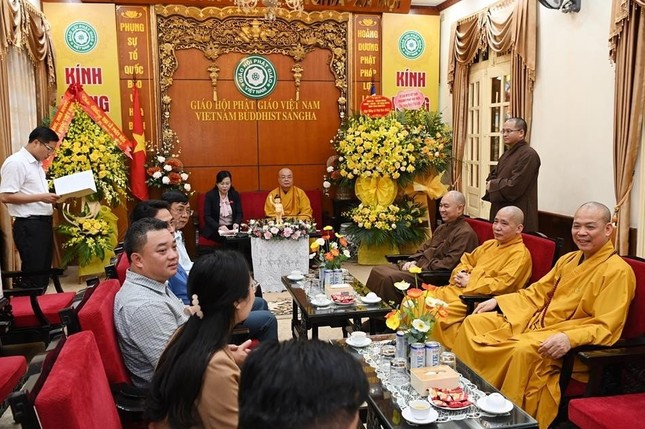 Chư tôn đức Hội đồng Trị sự tiếp thân mật đoàn Chư tôn đức Hội đồng Trị sự tiếp thân mật đoàn