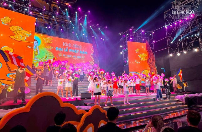 Tổng duyệt chương văn nghệ “Lửa thiêng rực sáng sử vàng" tại sân khấu Việt Nam Quốc Tự - Ảnh: BTC Tổng duyệt chương văn nghệ “Lửa thiêng rực sáng sử vàng" tại sân khấu Việt Nam Quốc Tự - Ảnh: BTC