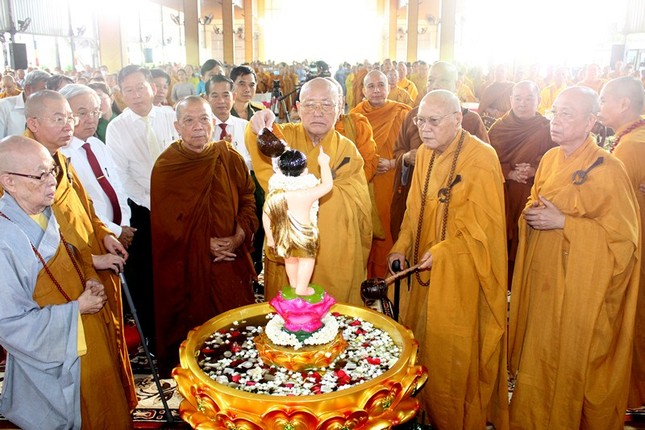 Chư tôn đức thực hiện nghi thức Tắm Phật Chư tôn đức thực hiện nghi thức Tắm Phật