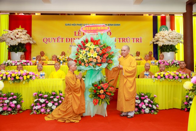 Thượng tọa Thích Đồng Thành tặng lẵng hoa chúc mừng của Ban Trị sự tỉnh Thượng tọa Thích Đồng Thành tặng lẵng hoa chúc mừng của Ban Trị sự tỉnh