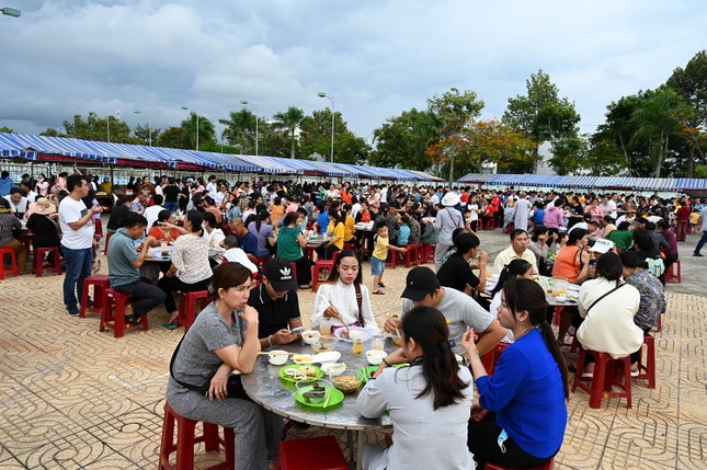 Đông đảo Phật tử, người dân đến ủng hộ buffet chay