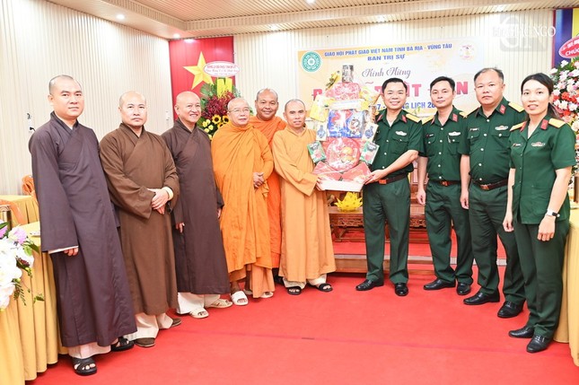 Lãnh đạo Bộ Chỉ huy Quân sự tỉnh tặng quà chúc mừng Phật đản đến chư tôn đức Ban Trị sự tỉnh Lãnh đạo Bộ Chỉ huy Quân sự tỉnh tặng quà chúc mừng Phật đản đến chư tôn đức Ban Trị sự tỉnh