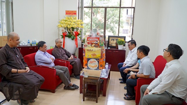 Thượng tọa Thích Tâm Hải tiếp thân mật ông Ngô Thanh Sơn và thành viên đoàn Thượng tọa Thích Tâm Hải tiếp thân mật ông Ngô Thanh Sơn và thành viên đoàn