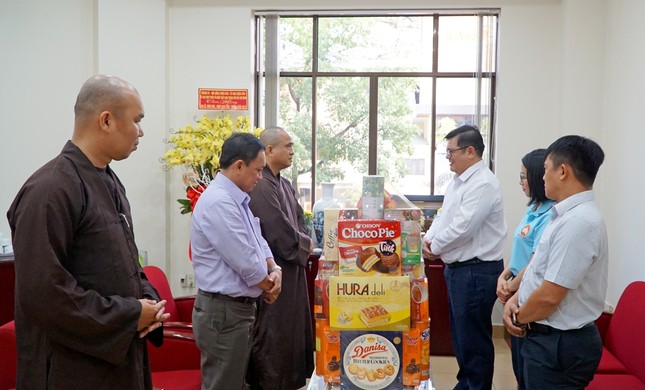 ông Ngô Thanh Sơn thay mặt lãnh đạo Ủy ban MTTQVN TP.HCM chúc mừng Phật đản ông Ngô Thanh Sơn thay mặt lãnh đạo Ủy ban MTTQVN TP.HCM chúc mừng Phật đản