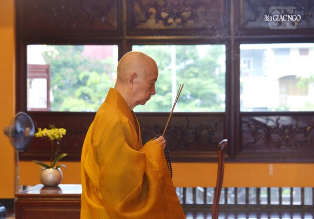 Đức Pháp chủ GHPGVN niêm hương Tam bảo tại chánh điện Việt Nam Quốc Tự