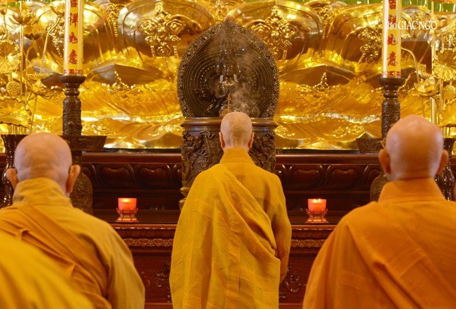 Trang nghiêm đảnh lễ Tam bảo