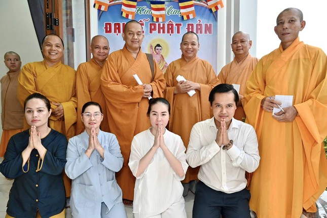 Ban Giám khảo chụp ảnh lưu niệm cùng gia đình Phật tử Minh Thành Ban Giám khảo chụp ảnh lưu niệm cùng gia đình Phật tử Minh Thành