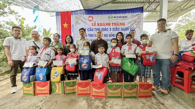 Đại đức Thích Giác Thọ trao quà cho học sinh nhân ngày Quốc tế thiếu nhi 1-6