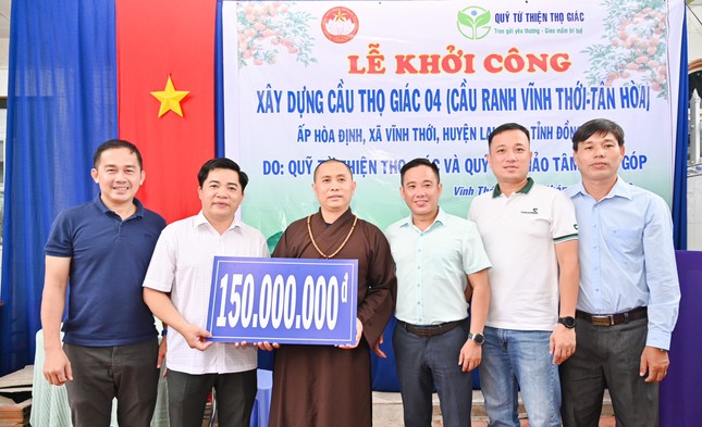 Trao bảng ủng hộ xây cầu Thọ Giác 4 tại H.Lai Vung, Đồng Tháp - Ảnh: T.G