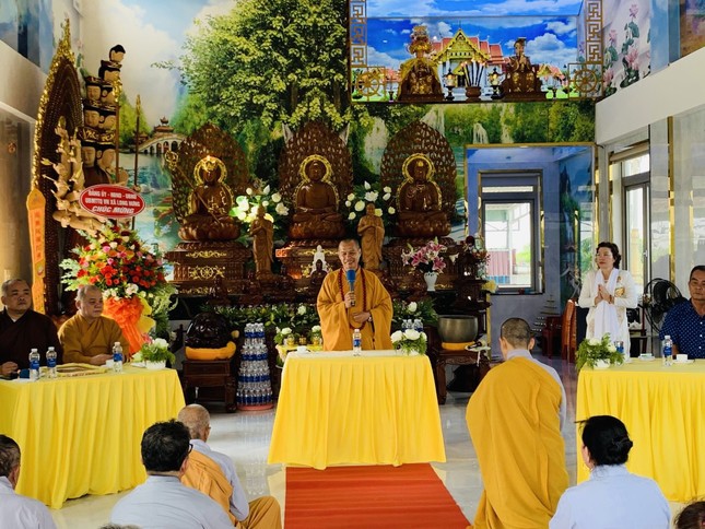 Thượng tọa Thích Minh Trí phát biểu cảm ơn lãnh đạo Đảng ủy, HĐND, UBND, UBMTTQVN xã Long Hưng