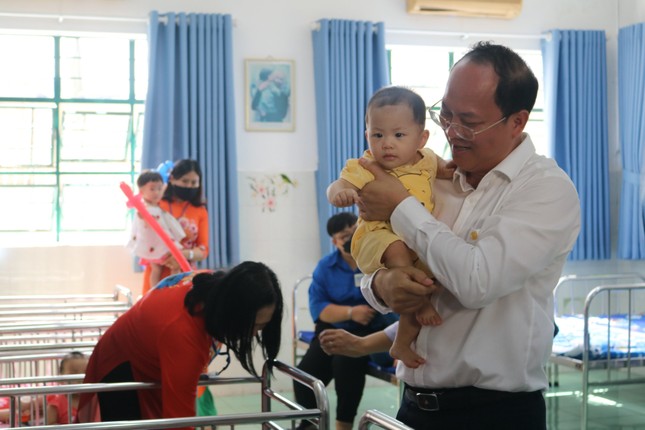Phó Bí thư Thành ủy TP.HCM Nguyễn Hồ Hải chăm sóc trẻ tại trung tâm Phó Bí thư Thành ủy TP.HCM Nguyễn Hồ Hải chăm sóc trẻ tại trung tâm