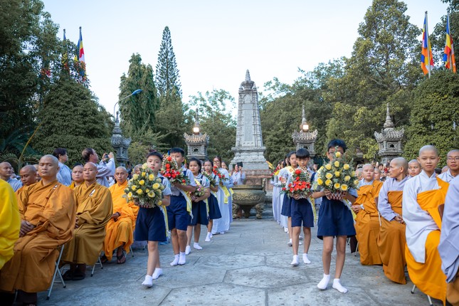 Phật tử dâng hoa cúng dường