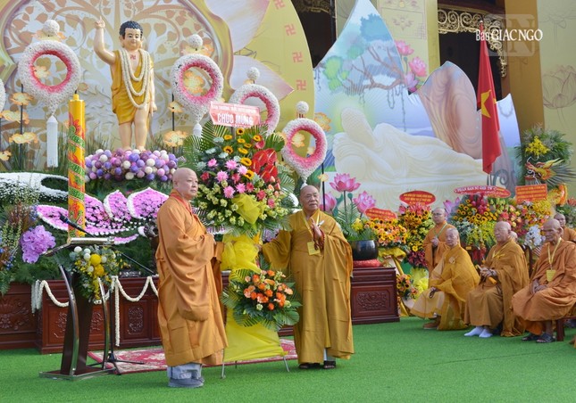 Hòa thượng Thích Thiện Pháp tặng hoa chúc mừng của Ban Thường trực Hội đồng Trị sự