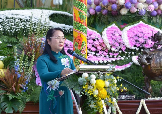 Bà Trần Kim Yến, Chủ tịch Ủy ban MTTQVN TP.HCM phát biểu tại Đại lễ Phật đản