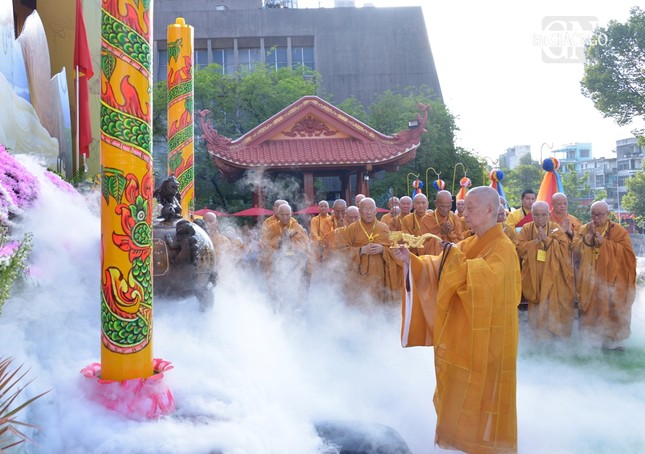 Đức Pháp chủ GHPGVN niêm hương, chư tôn giáo phẩm và đại chúng khởi thân thành kính hướng đến kim tướng Đức Phật sơ sinh