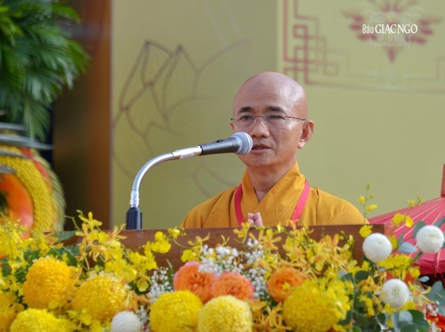 Thượng tọa Thích Thiện Quý thay mặt Ban Tổ chức Đại lễ phát biểu cảm tạ