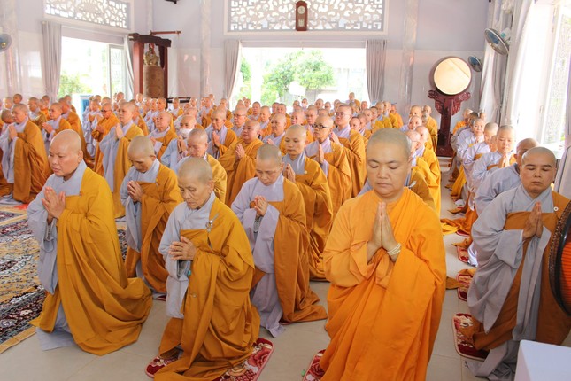 Chư Ni đảnh lễ Tam bảo