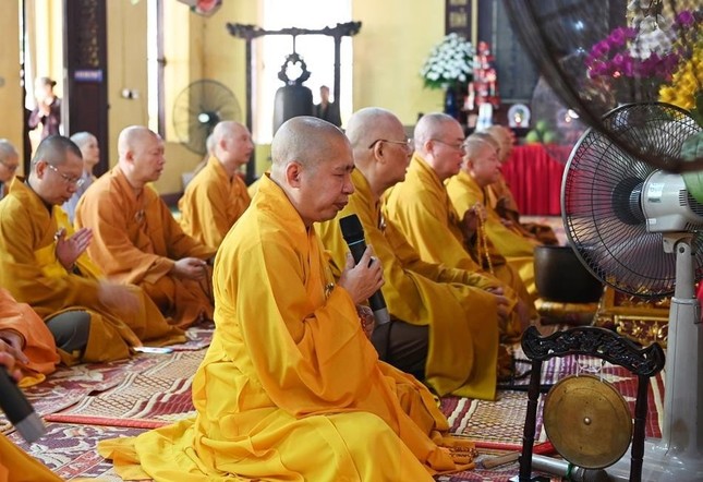 Chư tôn đức thực hiện khóa lễ tại tùng lâm Quán Sứ Chư tôn đức thực hiện khóa lễ tại tùng lâm Quán Sứ