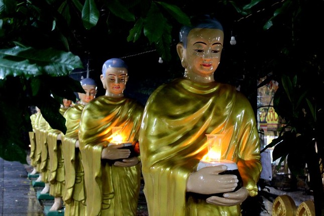 Lễ cúng đèn được thiền viện Phước Sơn cử hành vào tối ngày Rằm tháng Tư Lễ cúng đèn được thiền viện Phước Sơn cử hành vào tối ngày Rằm tháng Tư