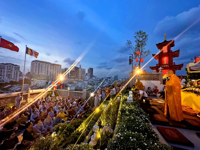 Lễ an vị Phật tại sân thượng chùa Tường Nguyên Lễ an vị Phật tại sân thượng chùa Tường Nguyên