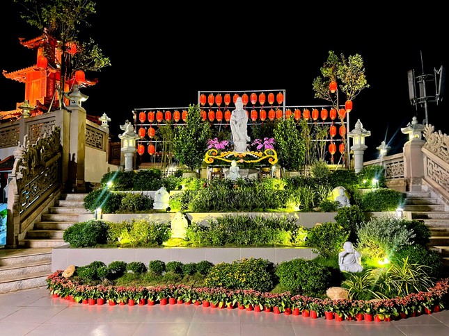 Tôn tượng Bồ-tát Quán Thế Âm Tôn tượng Bồ-tát Quán Thế Âm