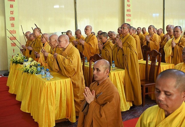 Chư tôn đức Tăng Ni, môn đồ, pháp quyến, quan khách niêm hương tưởng niệm Chư tôn đức Tăng Ni, môn đồ, pháp quyến, quan khách niêm hương tưởng niệm