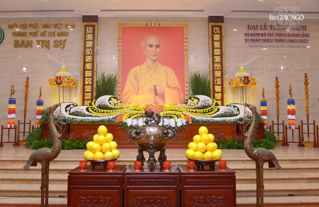 Di ảnh Bồ-tát Thích Quảng Đức tôn trí tại lễ đường, hội trường Việt Nam Quốc Tự