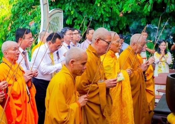 Chư tôn giáo phẩm Hội đồng Chứng minh, Hội đồng Trị sự GHPGVN, Ban Trị sự GHPGVN tỉnh Khánh Hòa thành kính niêm hương tưởng niệm Bồ-tát Thích Quảng Đức, chư Thánh tử đạo Chư tôn giáo phẩm Hội đồng Chứng minh, Hội đồng Trị sự GHPGVN, Ban Trị sự GHPGVN tỉnh Khánh Hòa thành kính niêm hương tưởng niệm Bồ-tát Thích Quảng Đức, chư Thánh tử đạo