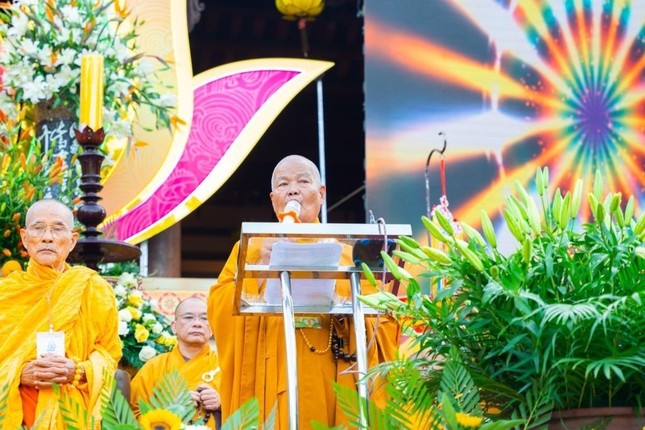 Hòa thượng Thích Quảng Thiện cung tuyên tiểu sử Bồ-tát Thích Quảng Hòa thượng Thích Quảng Thiện cung tuyên tiểu sử Bồ-tát Thích Quảng