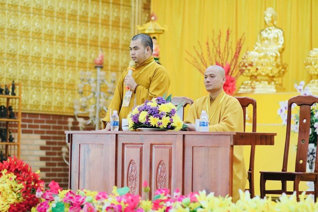 Đại đức Thích Quang Hướng sách tấn đến thành viên trại