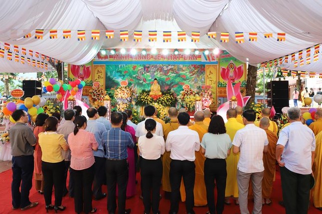 Đảnh lễ tôn tượng kim thân Đức Phật đảnh sinh