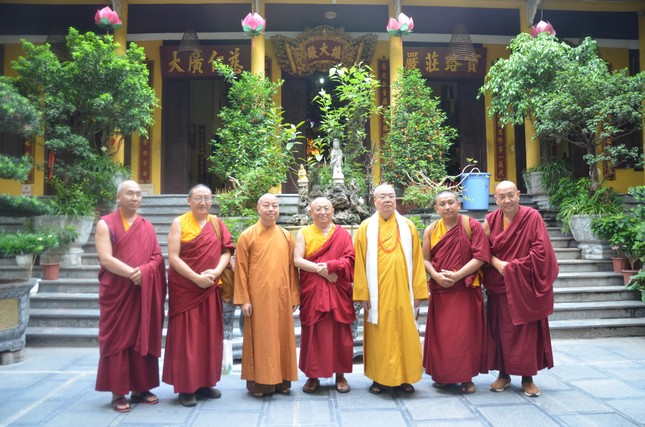 Đoàn chụp ảnh lưu niệm cùng chư tôn đức T.Ư GHPGVN Đoàn chụp ảnh lưu niệm cùng chư tôn đức T.Ư GHPGVN