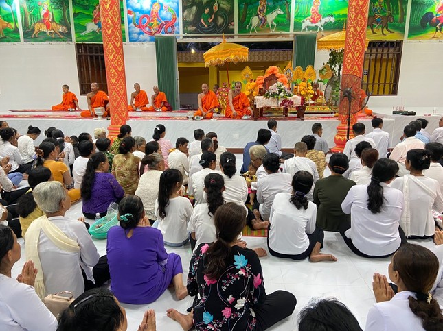 Phật tử tham dự lễ khánh thành ngôi sa-la chùa Sóc Ven cũ Phật tử tham dự lễ khánh thành ngôi sa-la chùa Sóc Ven cũ