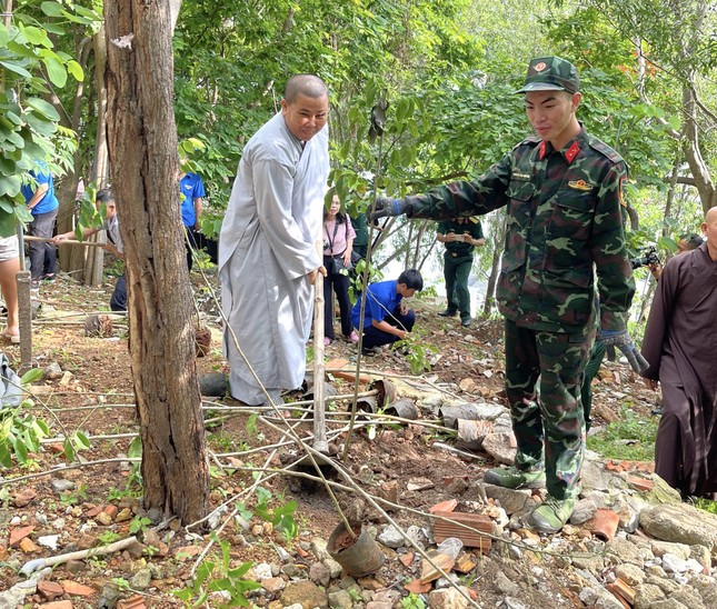 Sáng ngày 15-6, buổi phát động, mọi người cùng trồng 300 cây xanh trong khuôn viên đất trống của tịnh xá Ngọc Hương