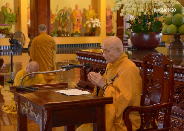 Hòa thượng Thích Minh Thông trùng tuyên giới Tỳ-kheo và Bồ-tát giữa đại chúng Hòa thượng Thích Minh Thông trùng tuyên giới Tỳ-kheo và Bồ-tát giữa đại chúng