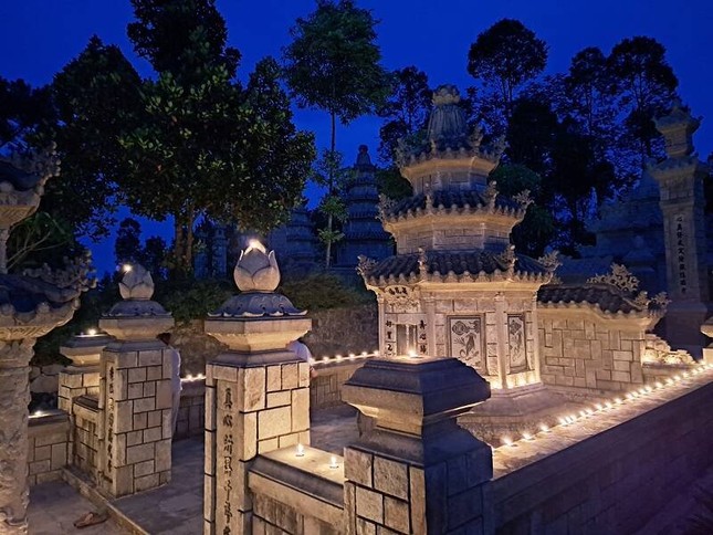 Bảo tháp Ni trưởng Thích nữ Viên Bổn Bảo tháp Ni trưởng Thích nữ Viên Bổn