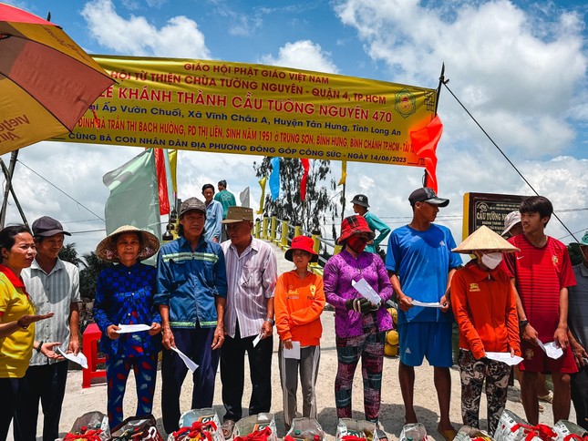 Nhân ngày khánh thành cầu bê-tông, Hội Từ thiện chùa Tường Nguyện trao 60 phần quà đến bà con địa phương - Ảnh: TN Nhân ngày khánh thành cầu bê-tông, Hội Từ thiện chùa Tường Nguyện trao 60 phần quà đến bà con địa phương - Ảnh: TN