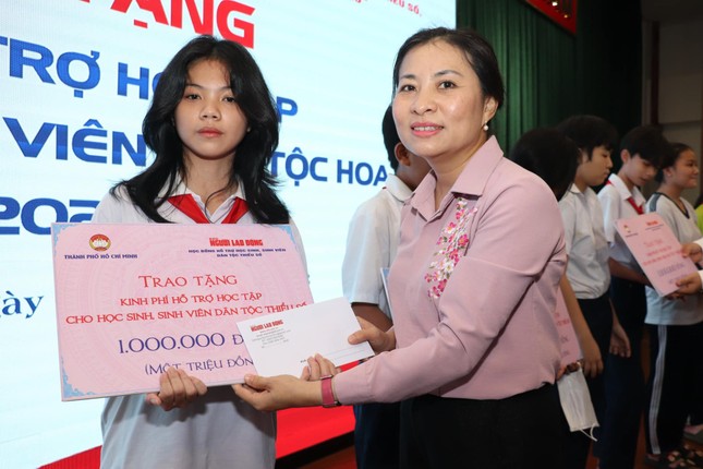 Phó Chủ tịch Ủy ban MTTQVN TP Phan Kiều Thanh Hương trao hỗ trợ cho học sinh khó khăn - Ảnh: MTTP Phó Chủ tịch Ủy ban MTTQVN TP Phan Kiều Thanh Hương trao hỗ trợ cho học sinh khó khăn - Ảnh: MTTP