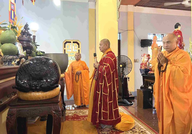 Chư Tăng thực hiện khóa lễ đầu tiên trong khóa huân tu 10 ngày