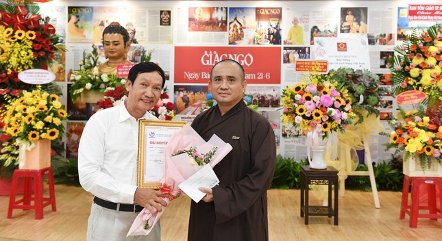 Thượng tọa Thích Tâm Hải, Tổng Biên tập báo Giác Ngộ chúc mừng nhà báo Trần Thế Phong tại lễ gặp mặt nhân Ngày Báo chí Cách mạng Việt Nam 21-6 tại trụ sở tòa soạn Báo Giác Ngộ