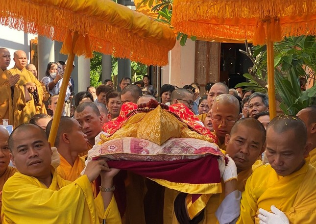 Môn đồ pháp quyến cung thỉnh nhục thân Thượng tọa nhập kim quan Môn đồ pháp quyến cung thỉnh nhục thân Thượng tọa nhập kim quan